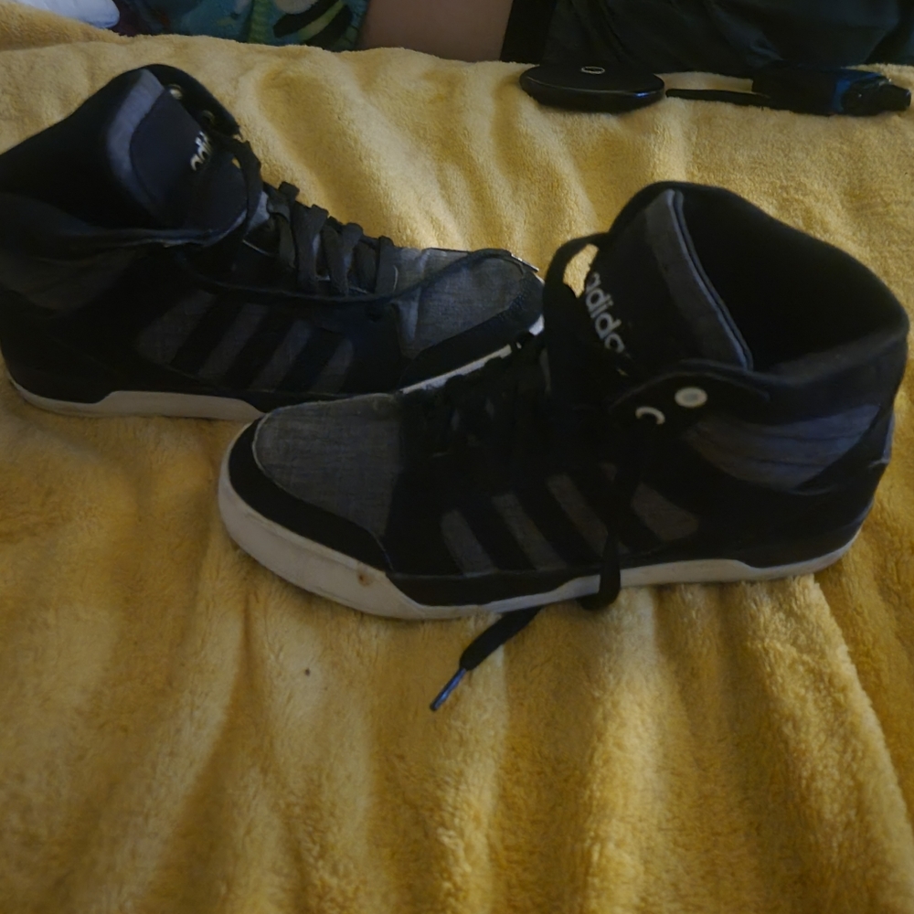 Adidas hightop sneKerz